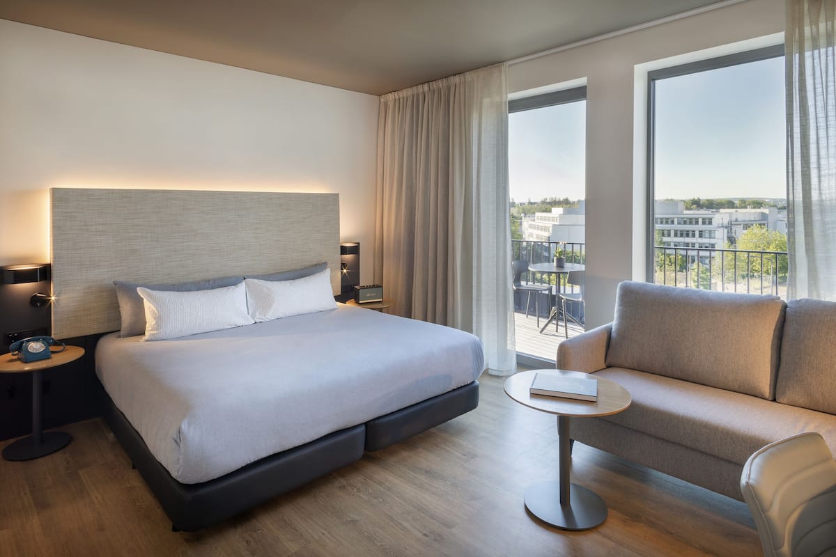 Hochwertige Bettwaren, Betten mit Memory-Foam-Matratzen, Minibar