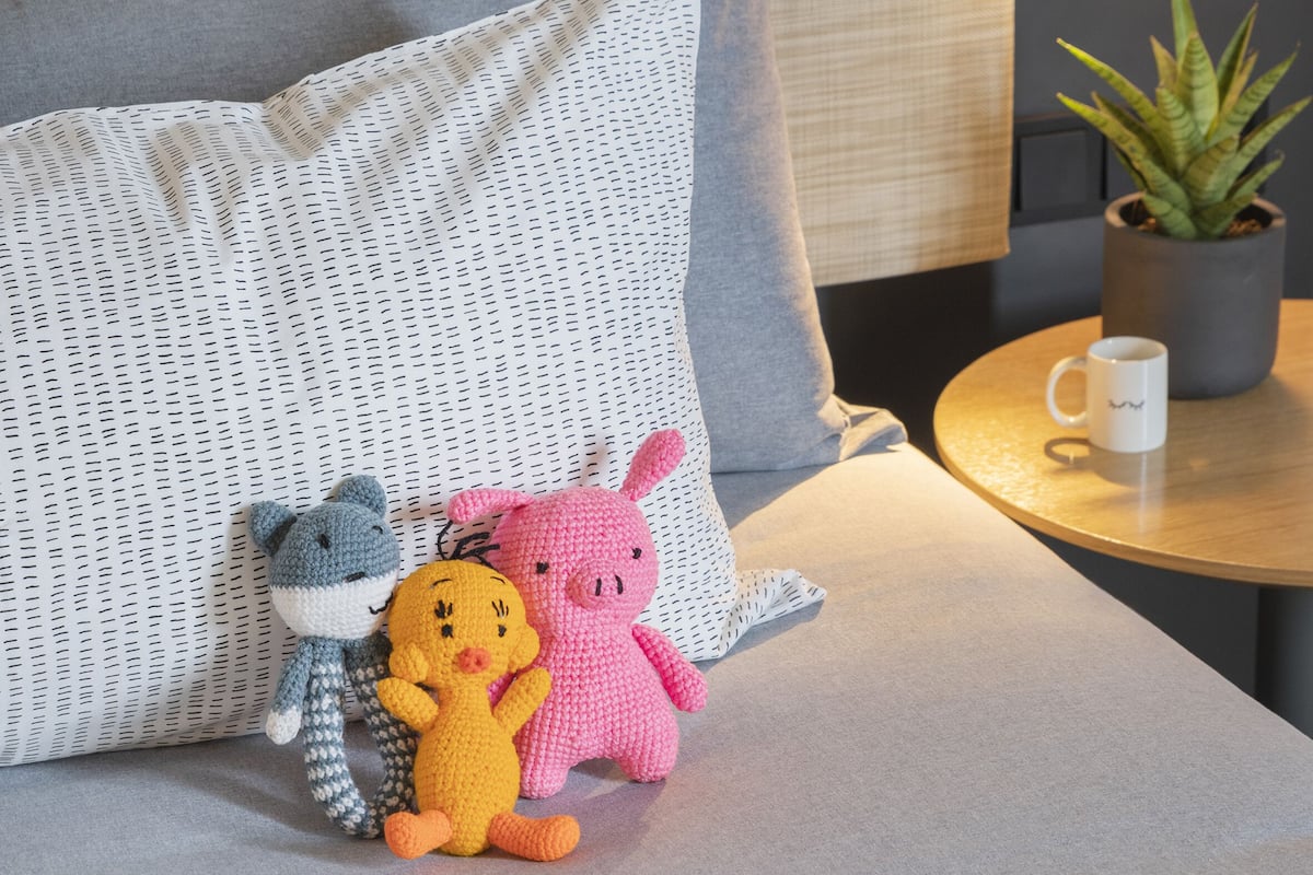 Hochwertige Bettwaren, Betten mit Memory-Foam-Matratzen, Minibar