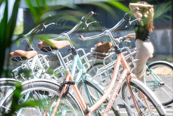Varias bicicletas estacionadas en un aparcamiento para bicicletas.