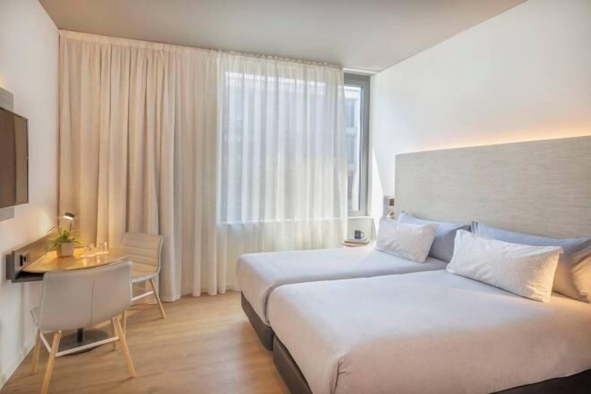 Bộ đồ giường cao cấp, nệm cao su hoạt tính (memory foam), minibar 