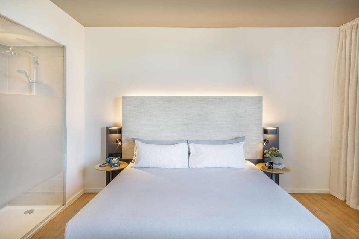 Hochwertige Bettwaren, Betten mit Memory-Foam-Matratzen, Minibar