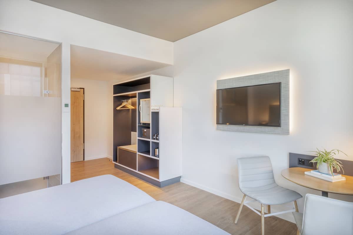 Innside, Zimmer | Hochwertige Bettwaren, Betten mit Memory-Foam-Matratzen, Minibar