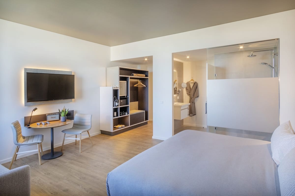 Hochwertige Bettwaren, Betten mit Memory-Foam-Matratzen, Minibar