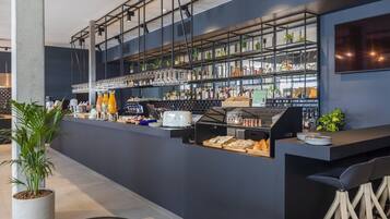 Tägliches Frühstücksbuffet (24 EUR pro Person)