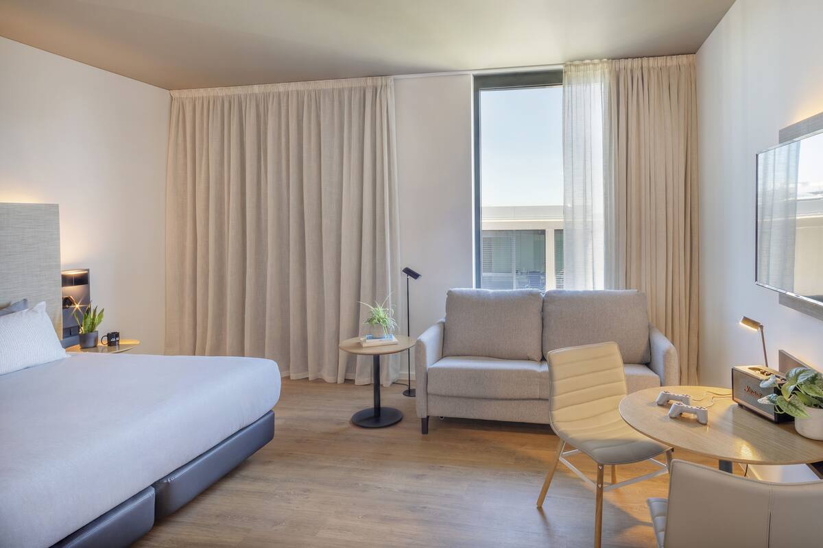 Bộ đồ giường cao cấp, nệm cao su hoạt tính (memory foam), minibar