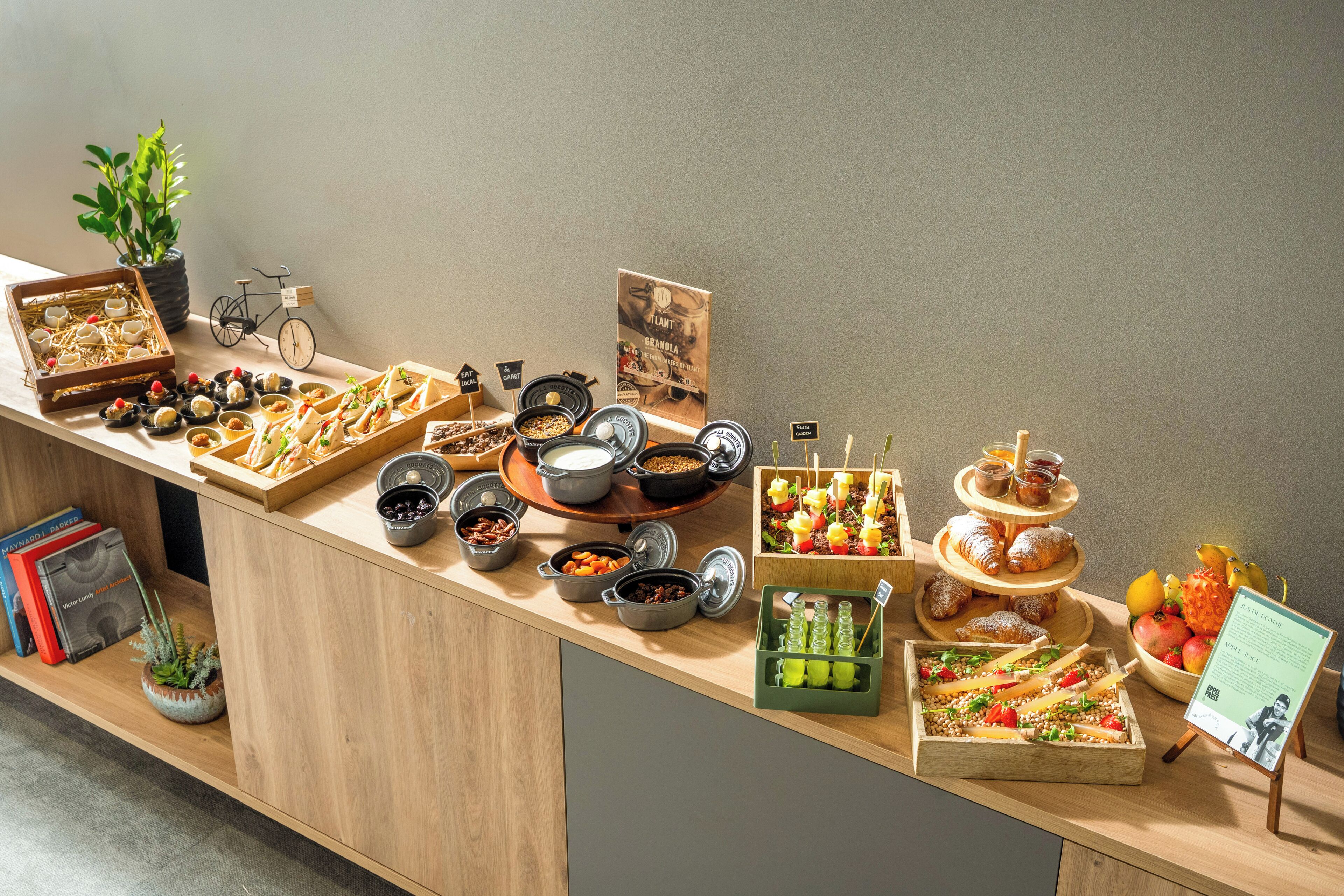 Een buffet met diverse gerechten en een klein fietsdecoratie.