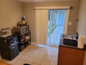 Fridge, microwave, stovetop, coffee/tea maker - Cozy Queen Suite (Woodbridge)