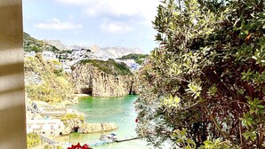 A coastal view with a rocky cliff and a clear blue sky. - Villa "La Quagliara" sea View (Ponza)