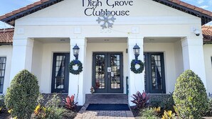 Un bâtiment sur lequel on peut lire l’inscription « High Grove Clubhouse », et au-dessus de l’entrée, une décoration en forme de flocon de neige.