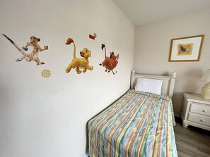 Skrivebord, strykejern/-brett, wi-fi (inkludert) og sengetøy