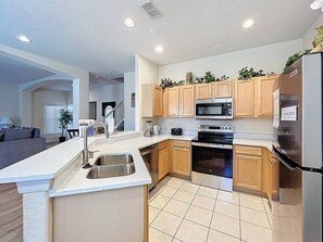 Kjøleskap, mikrobølgeovn, ovn og kokeplater