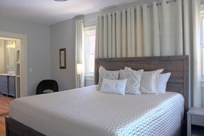 4 bedrooms, desk, free WiFi, bed sheets - Elegant Grove Park Colonial; walk to Omni, bakeries, restaurants (Asheville)