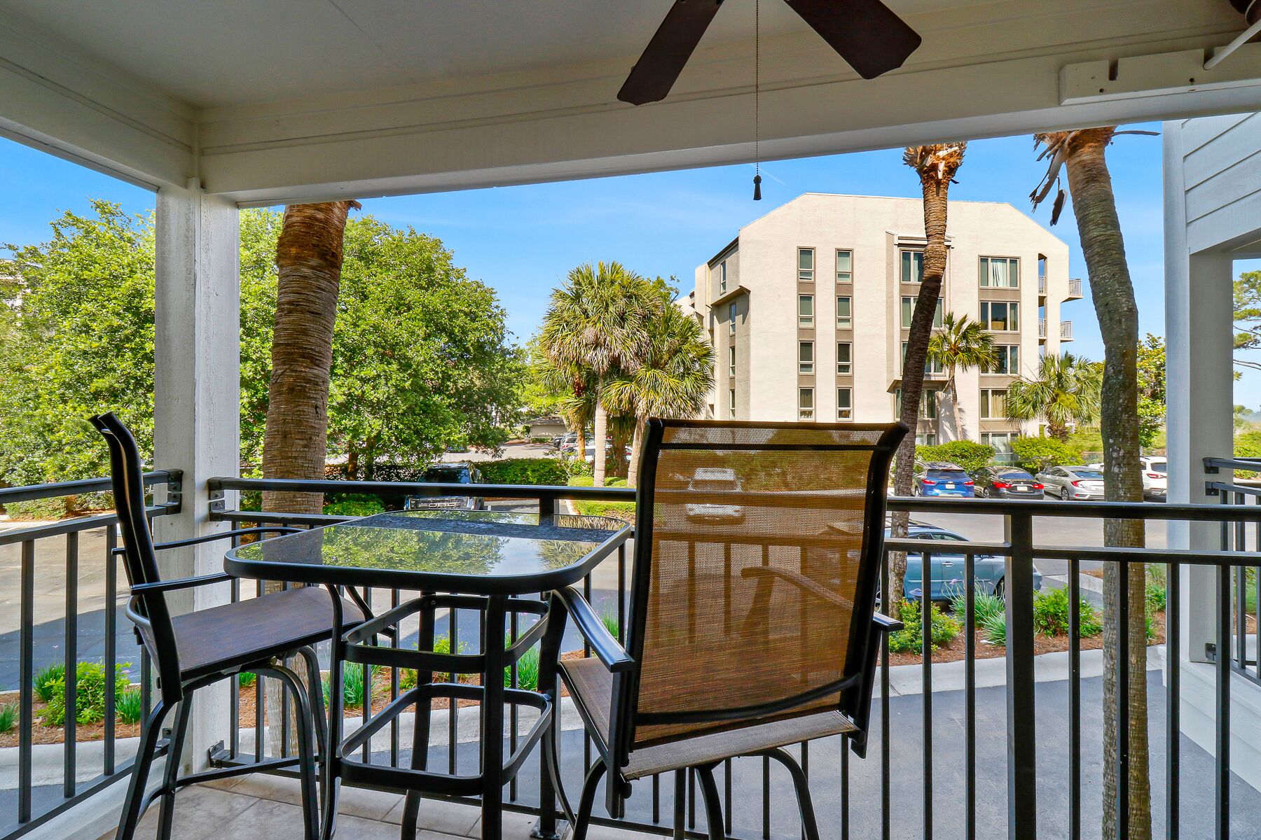 Charming Oceanside Beach Retreat!! Steps to the beach and Great Coligny Plaza