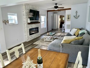 Smart TV, fireplace, books, stereo