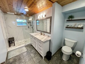 Doccia, asciugacapelli, asciugamani, sapone