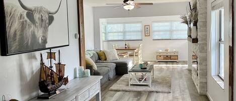 Smart-TV, Kamin, Bücher, Stereoanlage