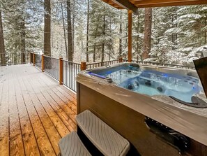Outdoor spa tub - Remodeled Woodsy Cabin w/ Hot Tub & Relaxing Deck (Cascade)