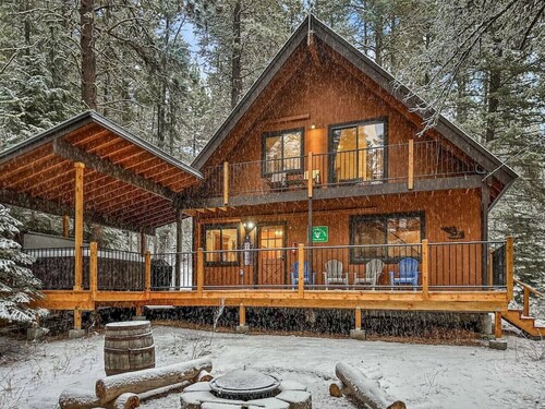 Remodeled Woodsy Cabin w/ Hot Tub & Relaxing Deck
