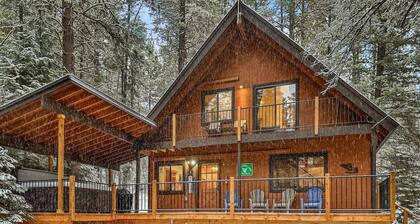 Remodeled Woodsy Cabin w/ Hot Tub & Relaxing Deck