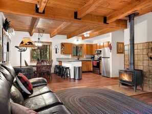 Smart TV, fireplace, video games, DVD player - Remodeled Woodsy Cabin w/ Hot Tub & Relaxing Deck (Cascade)