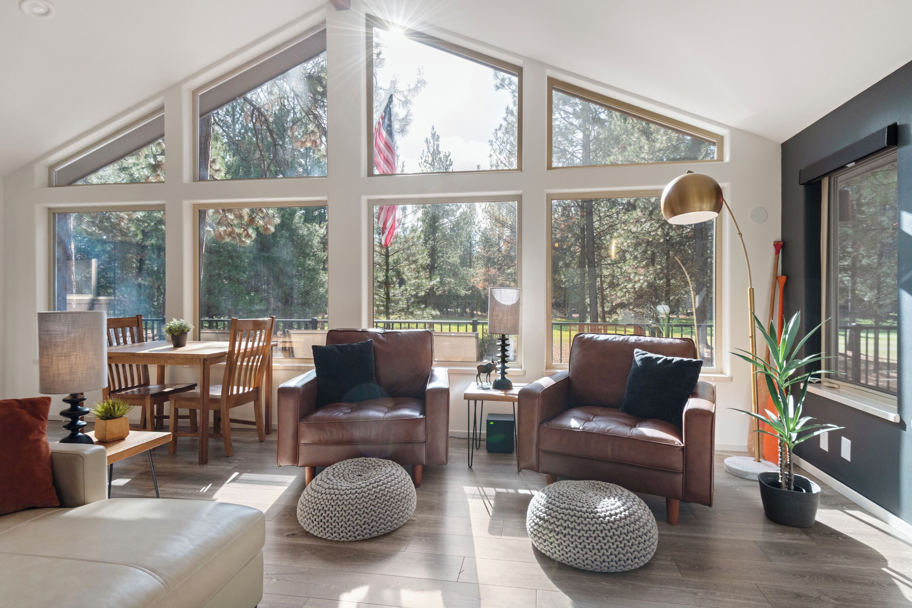 Smart-TV, peis, DVD-spiller og bøker