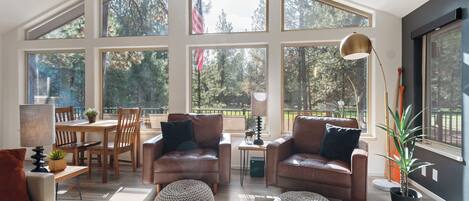 Smart-TV, peis, DVD-spiller og bøker