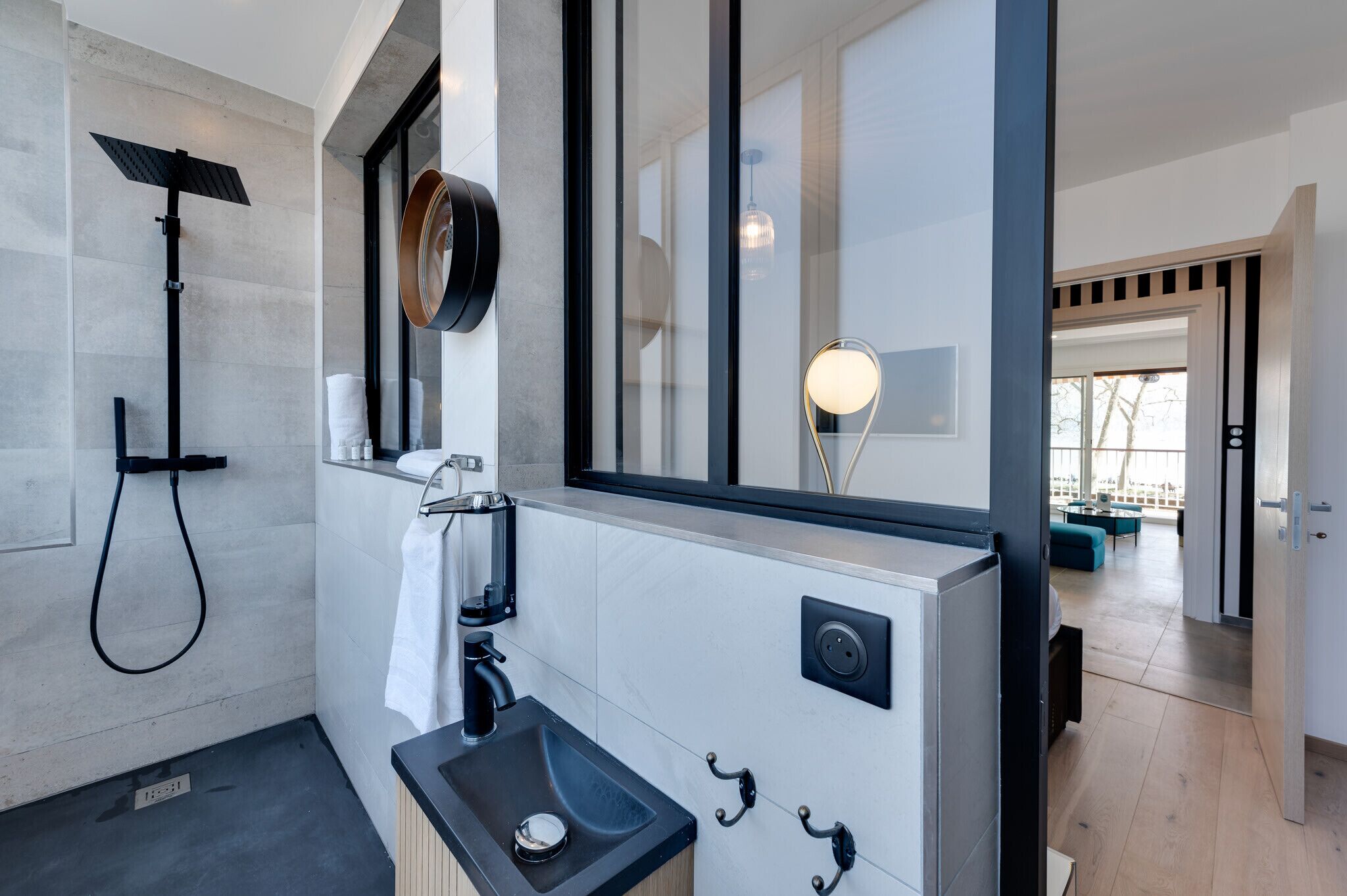 Shower, hair dryer, towels