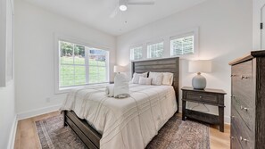 5 bedrooms, WiFi, bed sheets - Drift Away Ridge, Brand New Lakefront Luxury w/ Covered Decks + Hot Tub, Fire Pit, Party Deck & Dock (Moneta)