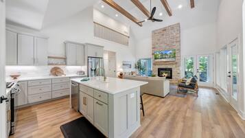 Jääkaappi, mikroaaltouuni, uuni, liesi