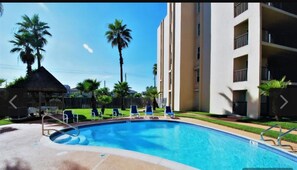 Una piscina al aire libre