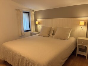 2 habitaciones, escritorio, tabla de planchar con plancha y wifi gratis 