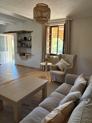 TV, fireplace, DVD player, books