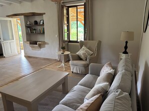 Télévision, cheminée, lecteur de DVD, livres