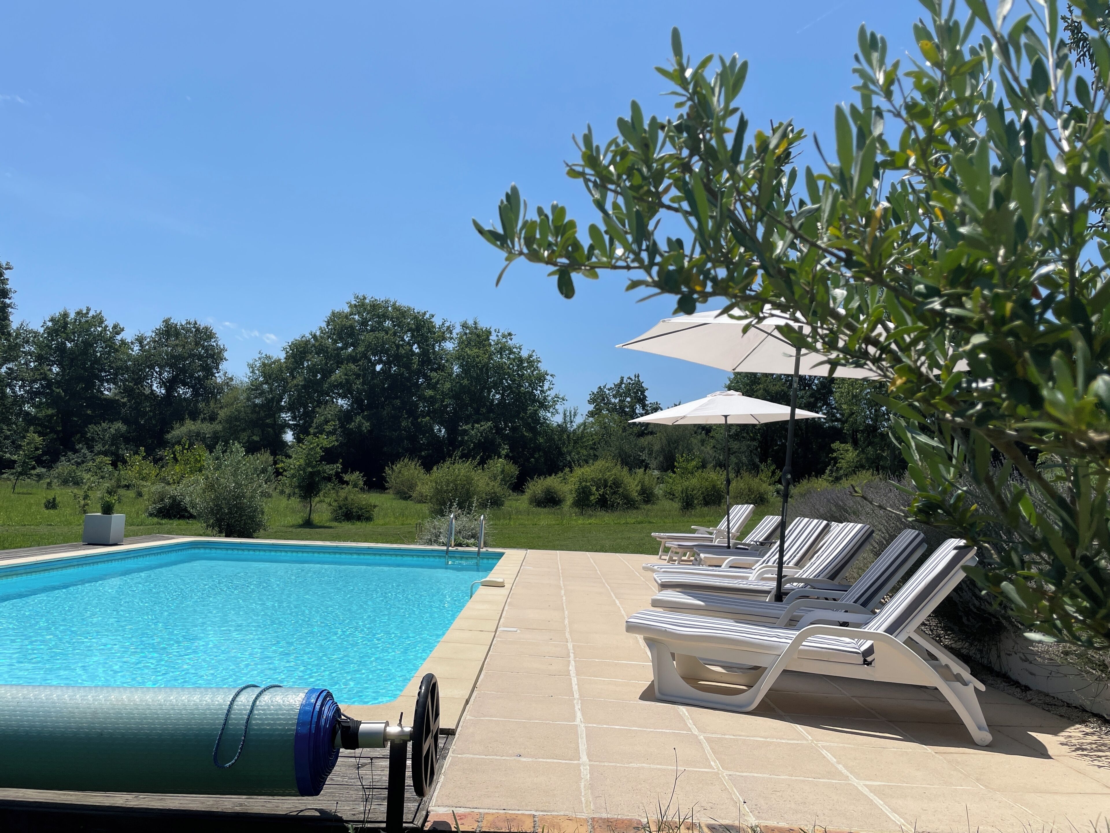 Een buitenzwembad, een verwarmd zwembad