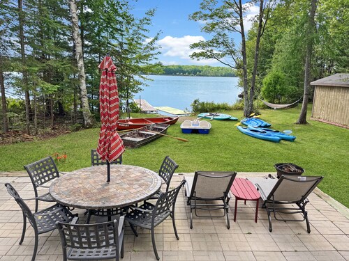 White Pines Cabin: Ideal Location for Family, Fishing & Fun~Inc. 12 boats+motor!