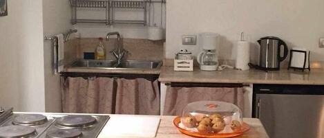 Refrigerador, horno, utensilios de cocina y comedor