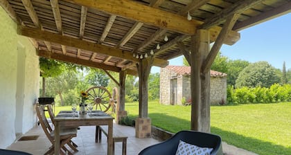 Stunning Gite, private garden, large heated pool, tranquil and historic setting