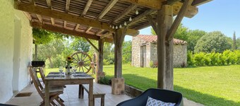 Stunning Gite, private garden, large heated pool, tranquil and historic setting