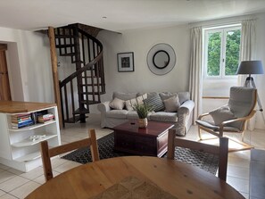 TV, fireplace, DVD player, books