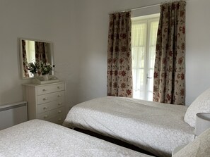 2 bedrooms, iron/ironing board, travel cot, free WiFi - Stunning Gite, private garden, large heated pool, tranquil and historic setting (Cuzorn)