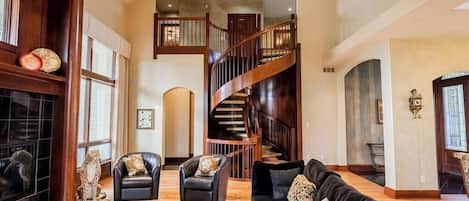 Televisión y chimenea