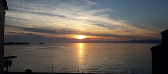 Logement en Copropriété Avec Terrasse Face à la Plage