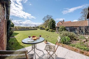 Outdoor dining - Hayloft at Valley Farm Barns, Snape (Saxmundham)
