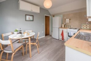 Fridge, oven, stovetop, coffee/tea maker - Suncatch Corner, Saxmundham (Saxmundham)