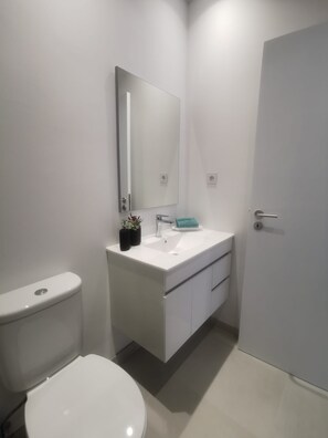 تجهيزات دش، مجففات شعر، مناشف، صابون