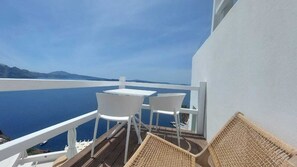 Senior Suite with Outdoor Cave Hot Tub | Terassi/patio