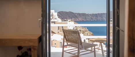 Honeymoon Suite with Outdoor Hot Tub | 1 bedroom, in-room safe, blackout drapes, soundproofing