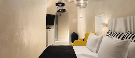 Senior Suite with Outdoor Cave Hot Tub | 1 chambre, coffres-forts dans les chambres, rideaux occultants