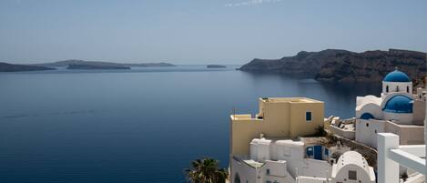 1 camera, una cassaforte in camera, tende oscuranti, insonorizzazione