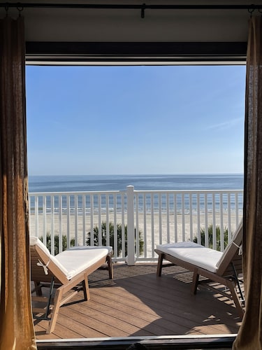 Fun & relaxing, family-friendly home on the Gulf! Beautiful ocean views!